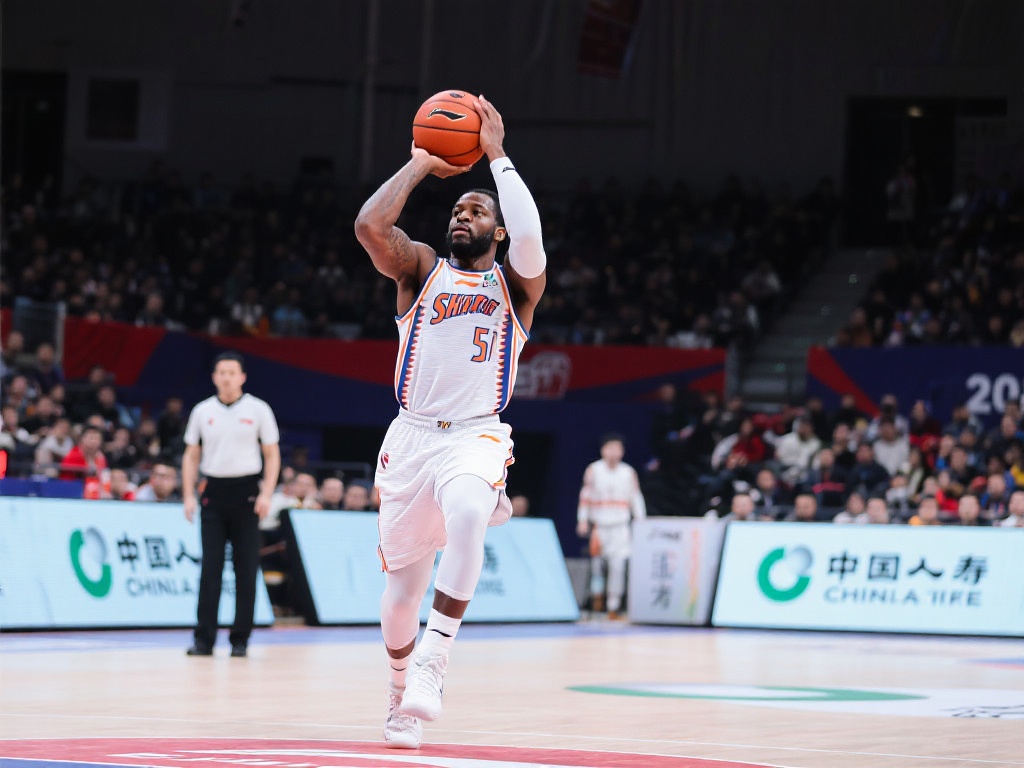 上海开局打出5-0,洛夫顿快攻急停三分建功广东 篮球比赛瞬息万变,每一个进球都可能成为引